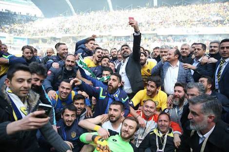 Ankaragucu's tweet photo. Tarihte Bugün | 2016-2017 sezonu Spor Toto 2.Lig’de MKE Ankaragücü, Kayseri Erciyesspor’u 4-1 mağlup ederek bitime bir hafta kala şampiyonluğunu garantilemiştir. 

#OyunBozuldu #Ankaragücü https://t.co/DdFAZVVrVm