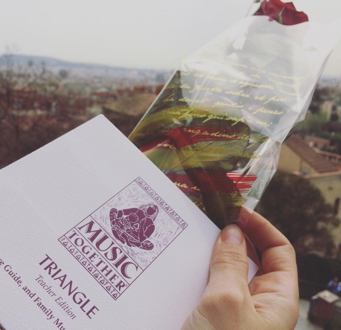 MusicTogetherB's tweet photo. Happy musical Sant Jordi! 🌹#santjordi #barcelona #musictogether #papas #musictogetherbarcelona #trianglescollection #kids #babies #familyactivities #musicsessions #musickids #kidsmusic #musicforkids #musicaparabebes #estimulaciontemprana #educacionmusical #maternidad https://t.co/dRAtTf7FGY