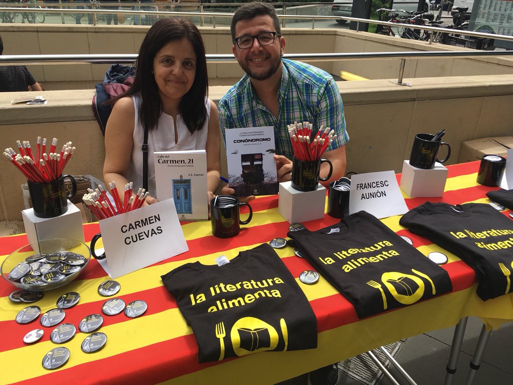 francescaunion's tweet photo. Alimentando la literatura por #SantJordi en el stand de @BrunoCazalibros en Plaza Gala Placidia

Con mi compañera de mesa y de editorial, #CarmenCuevas :)

#AdalizEdiciones #LaLiteraturaAlimenta #SantJordi2018 https://t.co/YAlkqJQYAd