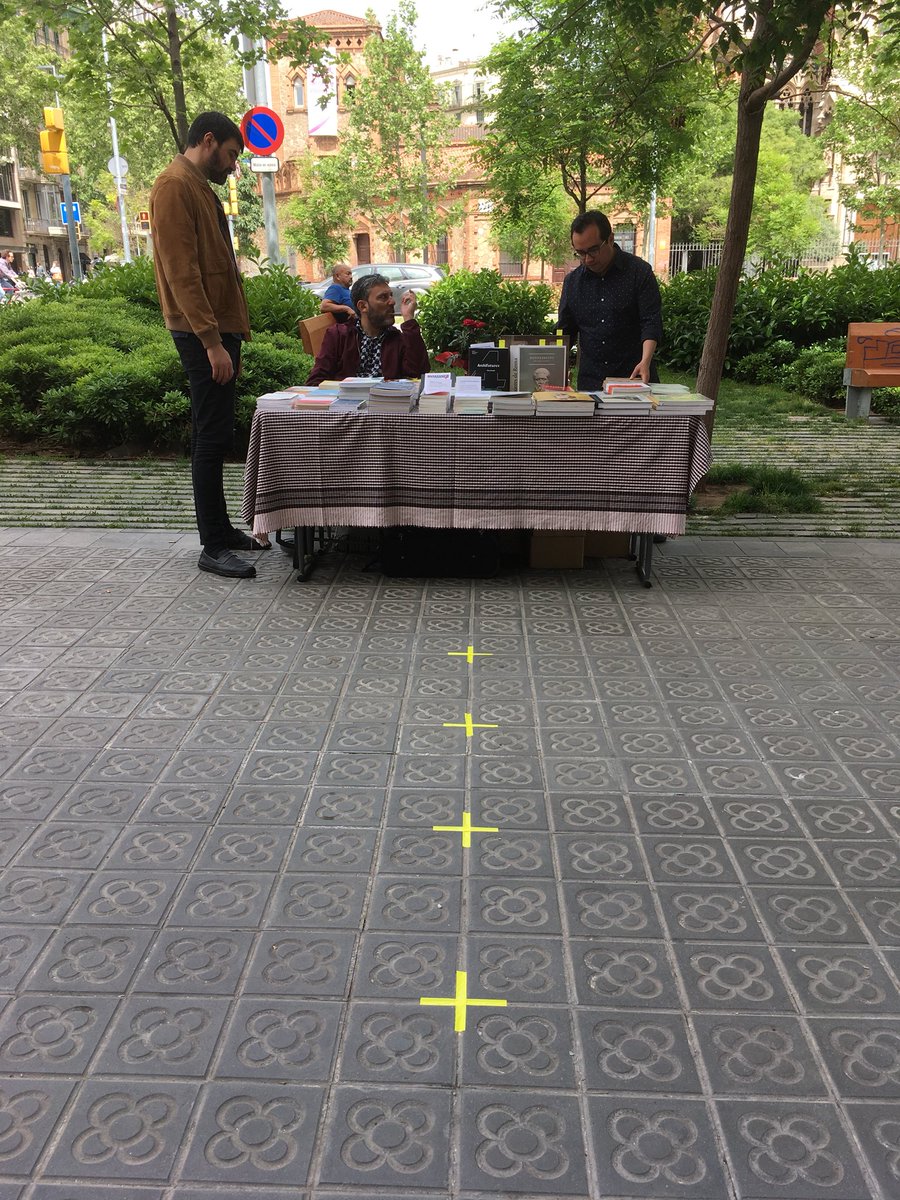 dpr_barcelona's tweet photo. Estamos en Passeig de Sant Joan 87! Junto a #TENOV y #PuenteEditores! 

La mejor densidad de editoriales independientes en #Barcelona!

Nos vemos entre libros!

#SantJordi18 #books #louderthanbombs #bookofthenow https://t.co/QzfvMvEcOQ
