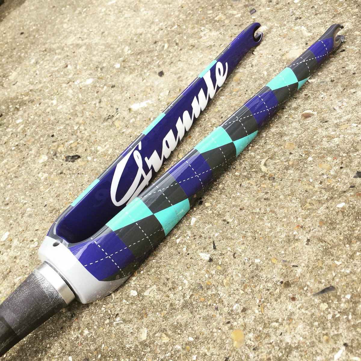 granuleframes's tweet image. Forking ‘ell! A little glimpse at the latest paint design on a @ColumbusTubes fork that is part of a build rolling through Granule HQ! This one will have full matching @ChrisKingBuzz turquoise goodness through out the bike! 😍