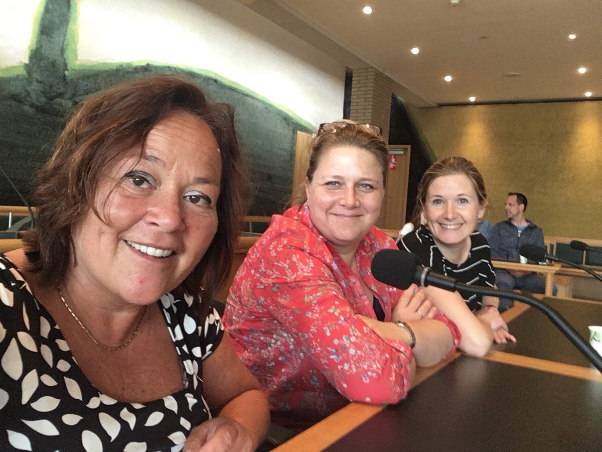 Leerlingen van de Leeronderneming uit Ridderkerk ontvangen in de raadzaal. Na lessen in het debatteren, op echte zetels in de raadzaal. Wat een feestje om te mogen doen. De jeugd heeft de toekomst en de start van debatteren zit er bij ze in!