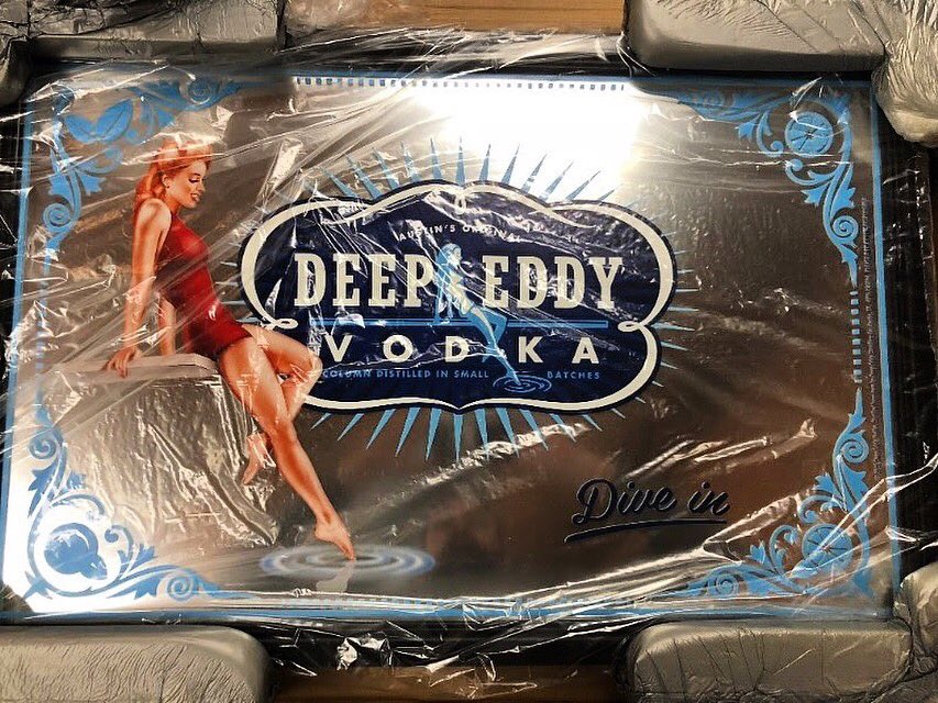 KCCrewSports's tweet photo. 🚨GIVEAWAY 🚨TODAY @_JohnsBigDeck order a $4 @DeepEddyVodka cocktail special & you could win this mirror‼️It’s rooftop weather 🏃 to #johnsbigdeck 🍸☀️😬#mondaymotivation #kccrew #giveaway #howdoyoucrew #deepeddyvodka #spiritsponsor https://t.co/YvIgzVCUjv