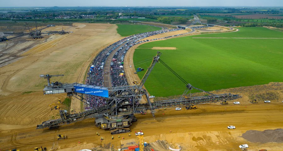 RWE_AG's tweet photo. Wenn ein Riese eine Reise tut, wird das zu einem echten Spektakel. Der #Absetzer 742 bewältigte am gestrigen Sonntag den Weg über die #A44n. 4.500 Zuschauer waren dabei, als 2.432 Tonnen Stahl die neue Autobahn passgenau und im Schneckentempo überquerten. #Tagebau #Rekultivierung https://t.co/ks0KFKhATV