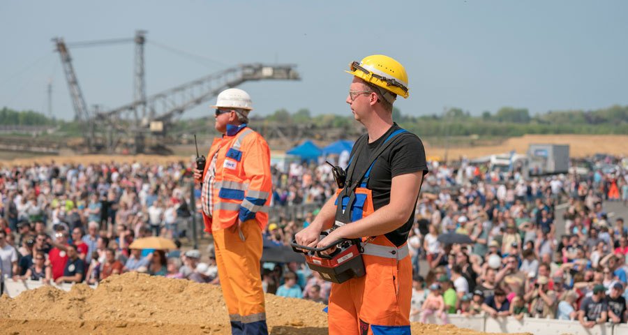RWE_AG's tweet photo. Wenn ein Riese eine Reise tut, wird das zu einem echten Spektakel. Der #Absetzer 742 bewältigte am gestrigen Sonntag den Weg über die #A44n. 4.500 Zuschauer waren dabei, als 2.432 Tonnen Stahl die neue Autobahn passgenau und im Schneckentempo überquerten. #Tagebau #Rekultivierung https://t.co/ks0KFKhATV