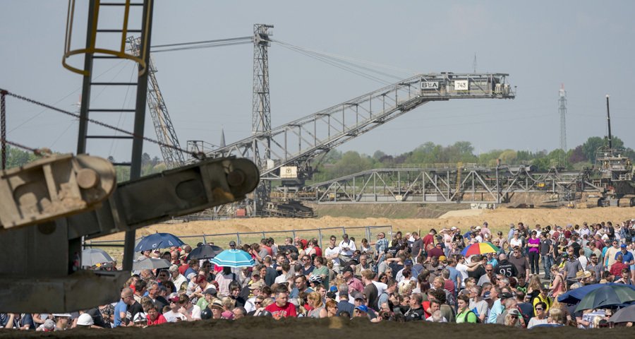 RWE_AG's tweet photo. Wenn ein Riese eine Reise tut, wird das zu einem echten Spektakel. Der #Absetzer 742 bewältigte am gestrigen Sonntag den Weg über die #A44n. 4.500 Zuschauer waren dabei, als 2.432 Tonnen Stahl die neue Autobahn passgenau und im Schneckentempo überquerten. #Tagebau #Rekultivierung https://t.co/ks0KFKhATV