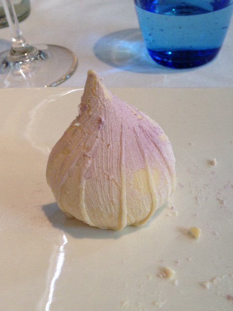 En Espagne, on aime tellement l'ail que même les desserts en profitent. Ainsi cette étonnante mise en avant du bulbe violacé : tête d'ail en chocolat blanc. Buen provecho ! #VivaEspana #bonappetit