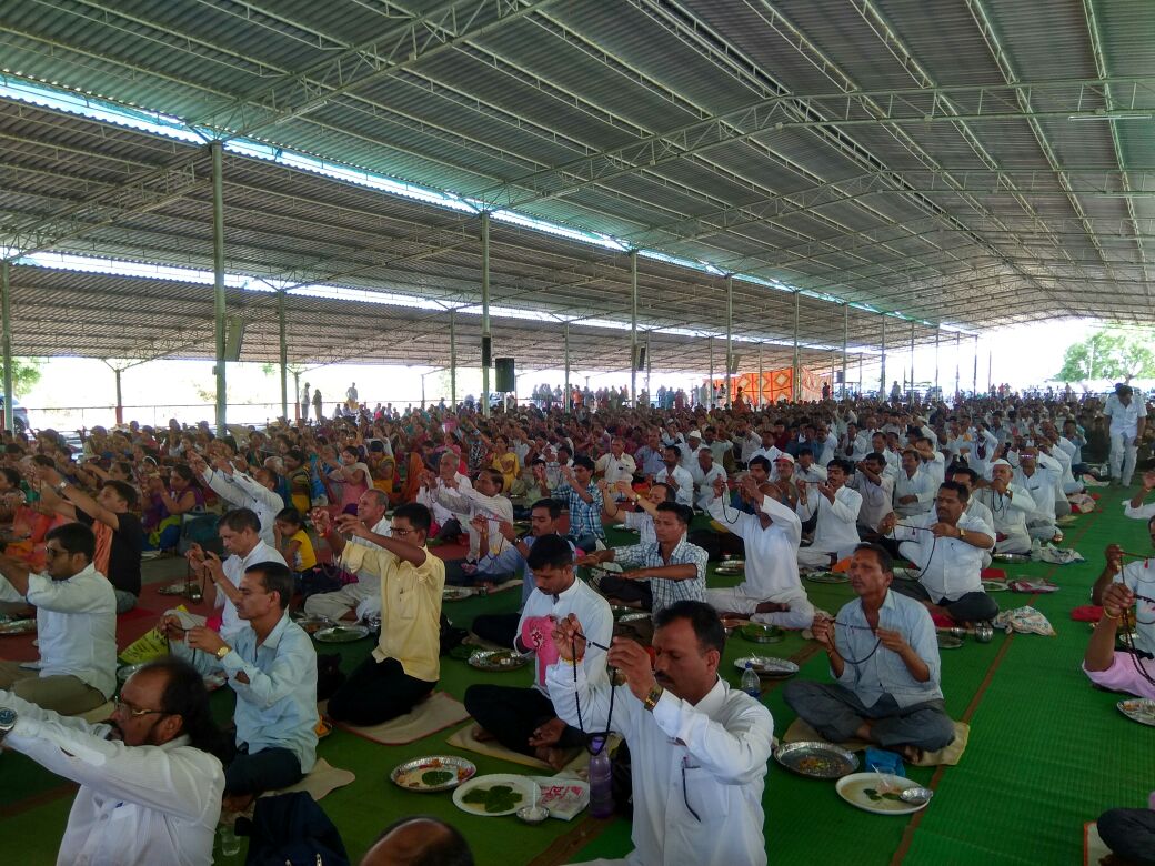LokKalyanSetu's tweet photo. आलंदी आश्रम, महाराष्ट्र में रविवारी सप्तमी और गंगा जयंती के शुभ योग पर संत श्री आसाराम जी बापू की पावन प्रेरणा से गुरुभक्तों ने अपनी गुरुमंत्र की माला का पूजन व प्राणप्रतिष्ठा करके परम आनंद का अनुभव किया । https://t.co/1V6fbyg1H7