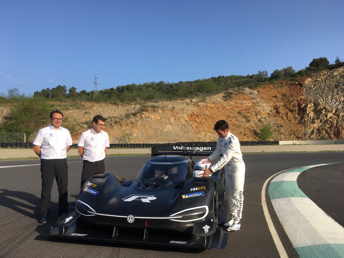 icigardlozere's tweet photo. Nouvelle #voiture pour @RomainDumas : présentation de sa nouvelle sportive 100% électrique ce matin au @PoleMecanique à @VilledAles 🏎 en route pour la #course #automobile de #PikesPeak ! #Alès #Gard #Volkswagen https://t.co/Jh7Xz7Xj1F