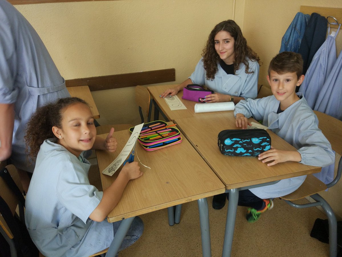 EscolaMariaWard's tweet photo. #SantJordi a #MariaWard. Intercanvi de quarts, primària i ESO https://t.co/AaAhhszrwL