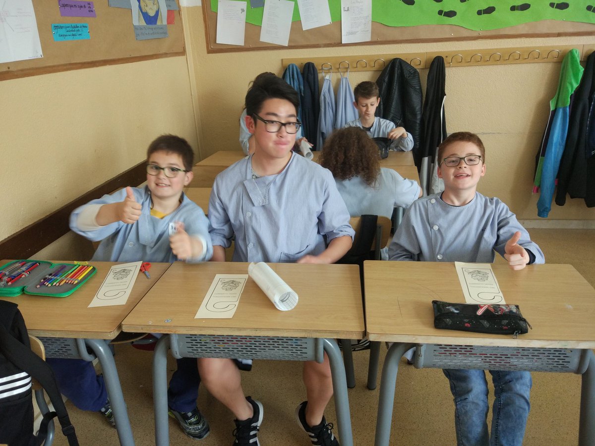 EscolaMariaWard's tweet photo. #SantJordi a #MariaWard. Intercanvi de quarts, primària i ESO https://t.co/AaAhhszrwL