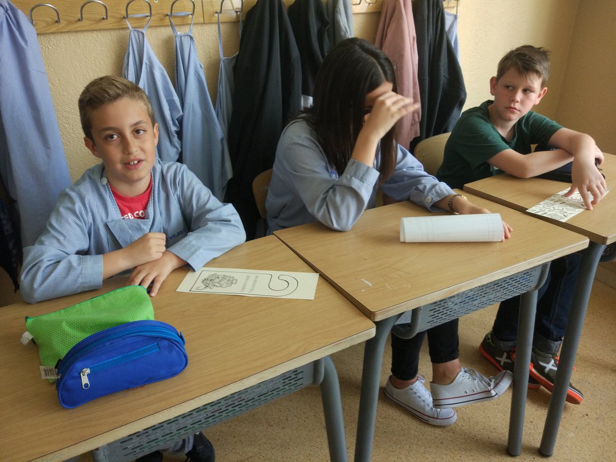 EscolaMariaWard's tweet photo. #SantJordi a #MariaWard. Intercanvi de quarts, primària i ESO https://t.co/AaAhhszrwL
