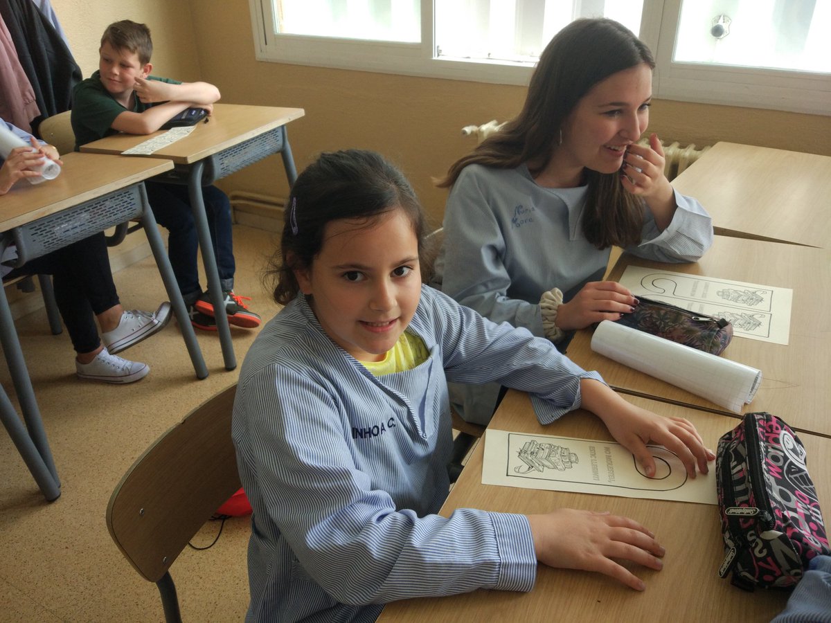 EscolaMariaWard's tweet photo. #SantJordi a #MariaWard. Intercanvi de quarts, primària i ESO https://t.co/AaAhhszrwL