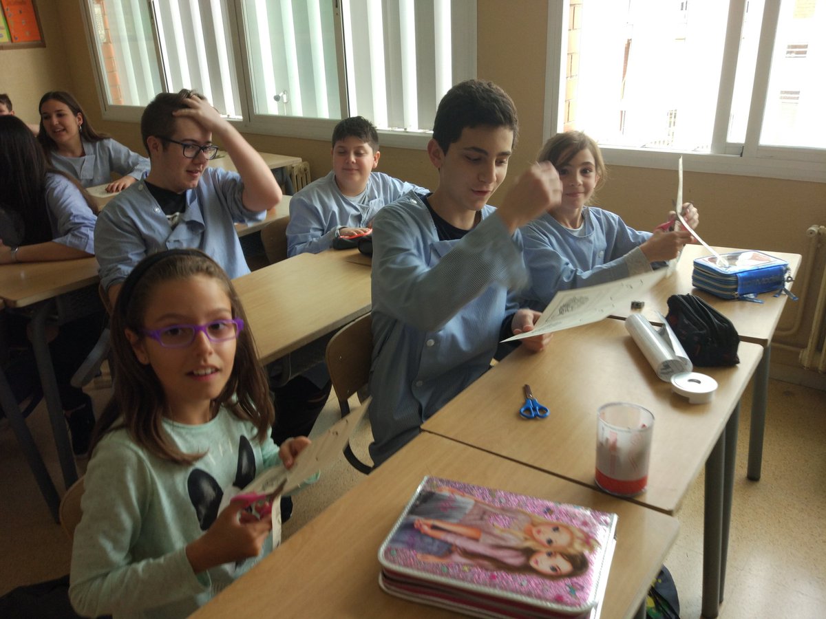 EscolaMariaWard's tweet photo. #SantJordi a #MariaWard. Intercanvi de quarts, primària i ESO https://t.co/oK8AibCrwk