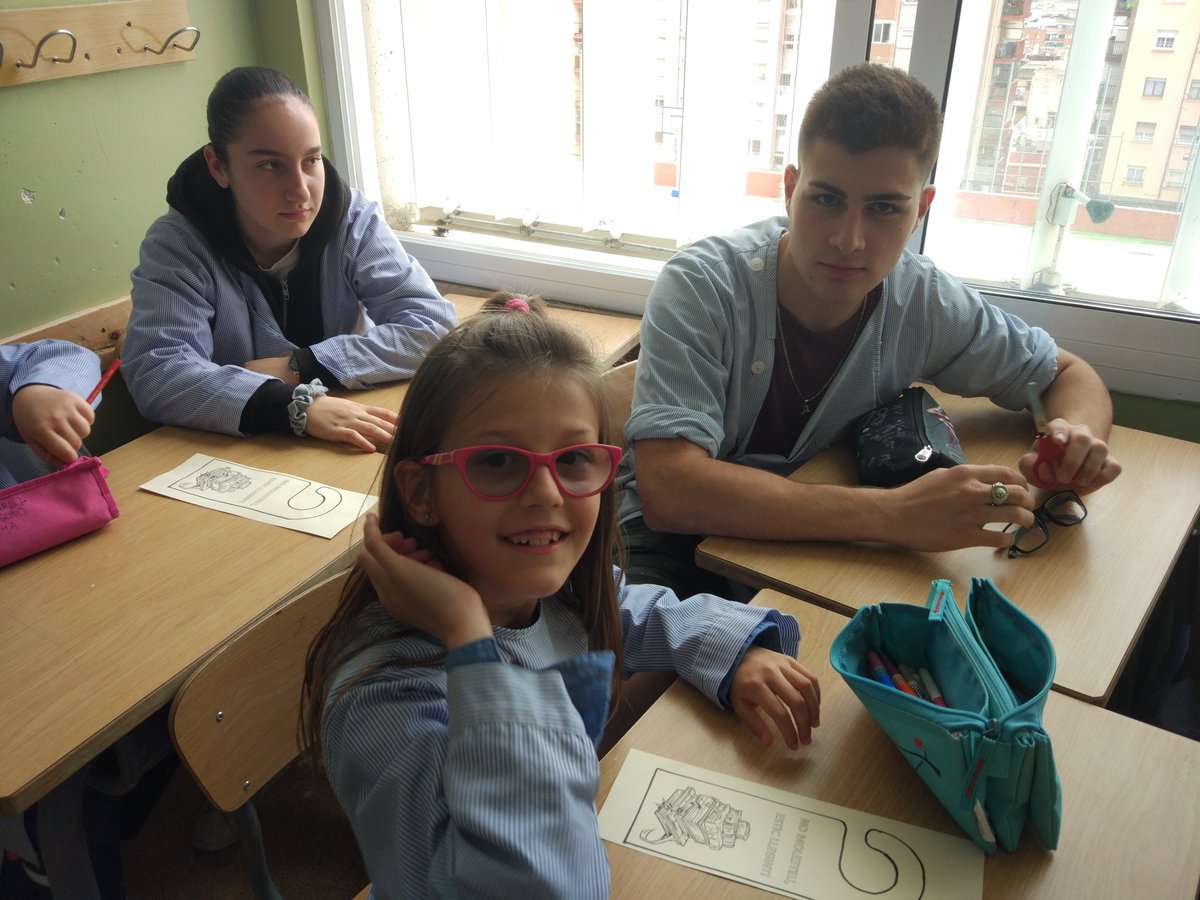 EscolaMariaWard's tweet photo. #SantJordi a #MariaWard. Intercanvi de quarts, primària i ESO https://t.co/rMzyDQr53v