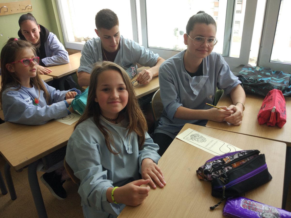 EscolaMariaWard's tweet photo. #SantJordi a #MariaWard. Intercanvi de quarts, primària i ESO https://t.co/rMzyDQr53v