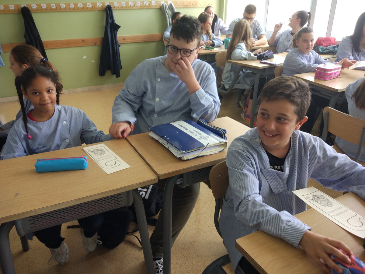 EscolaMariaWard's tweet photo. #SantJordi a #MariaWard. Intercanvi de quarts, primària i ESO https://t.co/xsrIMQsUQr