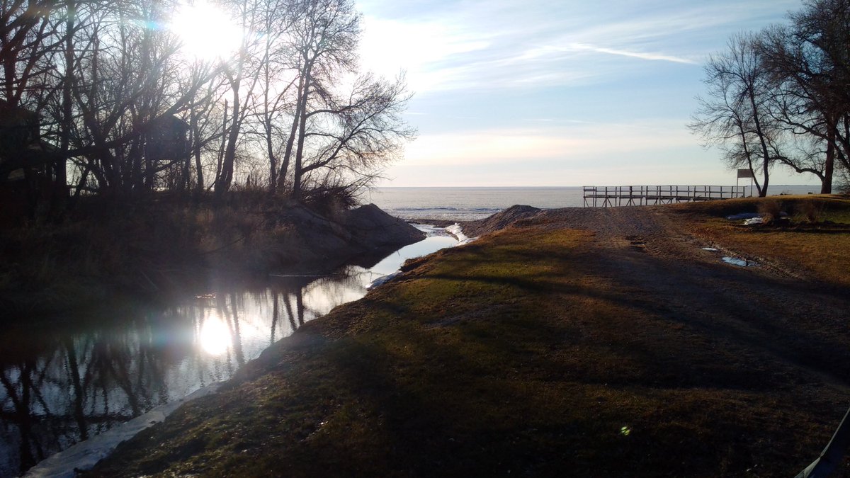 RunOnInn's tweet photo. If you #Booked the #MayLongWeekend2018 at #RunOnInn, you will be able to enjoy this #Sunrise . #SpaceAvailable for that #LongWeekend
#ThreeBedroomCottage #FreeWiFi #InHouseLaundry - #Cottage is surrounded by a #PrivateTreedLot - #Gazebo - #FireFit, - The Comforts of Home https://t.co/VmkJMbwP8m