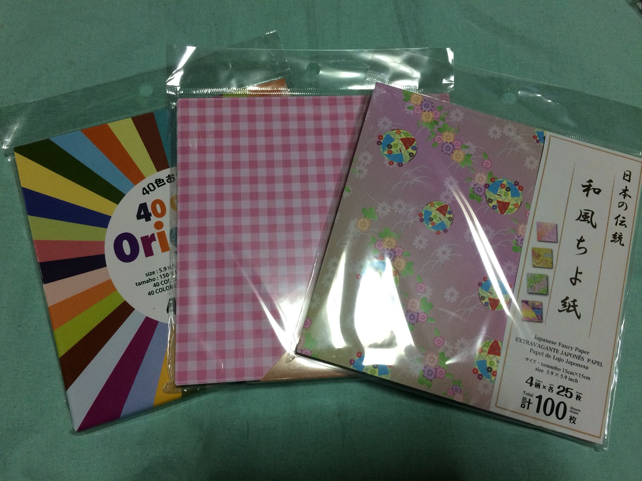 ｃｉｅｌ ａｌｅｎｃｏｎ シエル 甚目寺のセリアで金銀の模様が入った和紙折り紙３種と 中心が白でグラデーションになった折り紙を買った すぐ近くのダイソーでカラーバリエが４０色入ってるのと ギンガムチェック 和柄のも買った