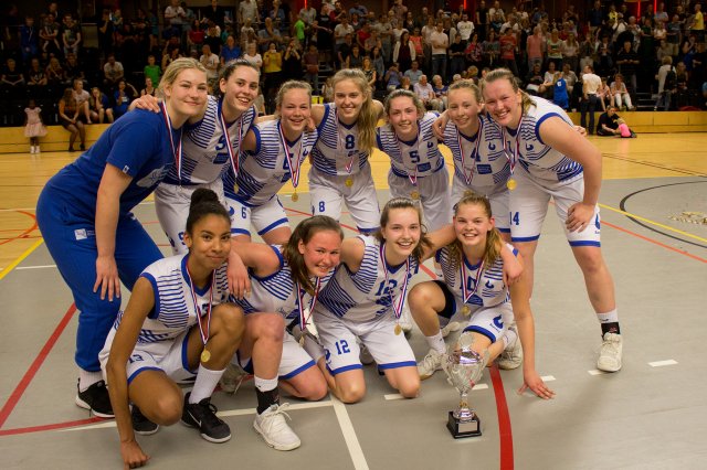 LandstedeBasket's tweet photo. VU16 kroont zich tot beste van Nederland: Het VU16-team van CSE La... https://t.co/JNTP54P2R8 #Zwolle https://t.co/niwL30kMtP