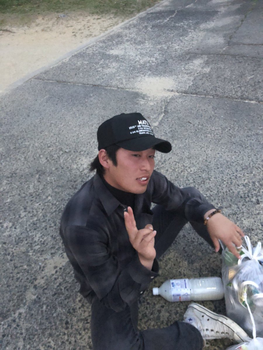〜選手紹介〜
#26 渡邊 浩太郎 現代教育学科 2回生
3ばかトリオ1のばかでガラスのハートの持ち主✨✨
ぶんぶん丸なバッティングとファーストの頭を越えていく矢のような大暴投が魅力
口だけで何も長続きしないが、
野球にはまじめに取り組む🤔
ただ女癖が悪く、現在マネージャーとは、、🏩