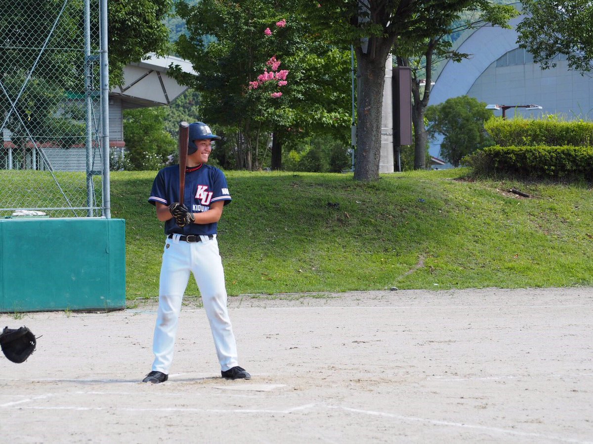 Kio_2018's tweet photo. 〜選手紹介〜
#26 渡邊 浩太郎 現代教育学科 2回生
3ばかトリオ1のばかでガラスのハートの持ち主✨✨
ぶんぶん丸なバッティングとファーストの頭を越えていく矢のような大暴投が魅力
口だけで何も長続きしないが、
野球にはまじめに取り組む🤔
ただ女癖が悪く、現在マネージャーとは、、🏩 https://t.co/6uBVZzV3AR