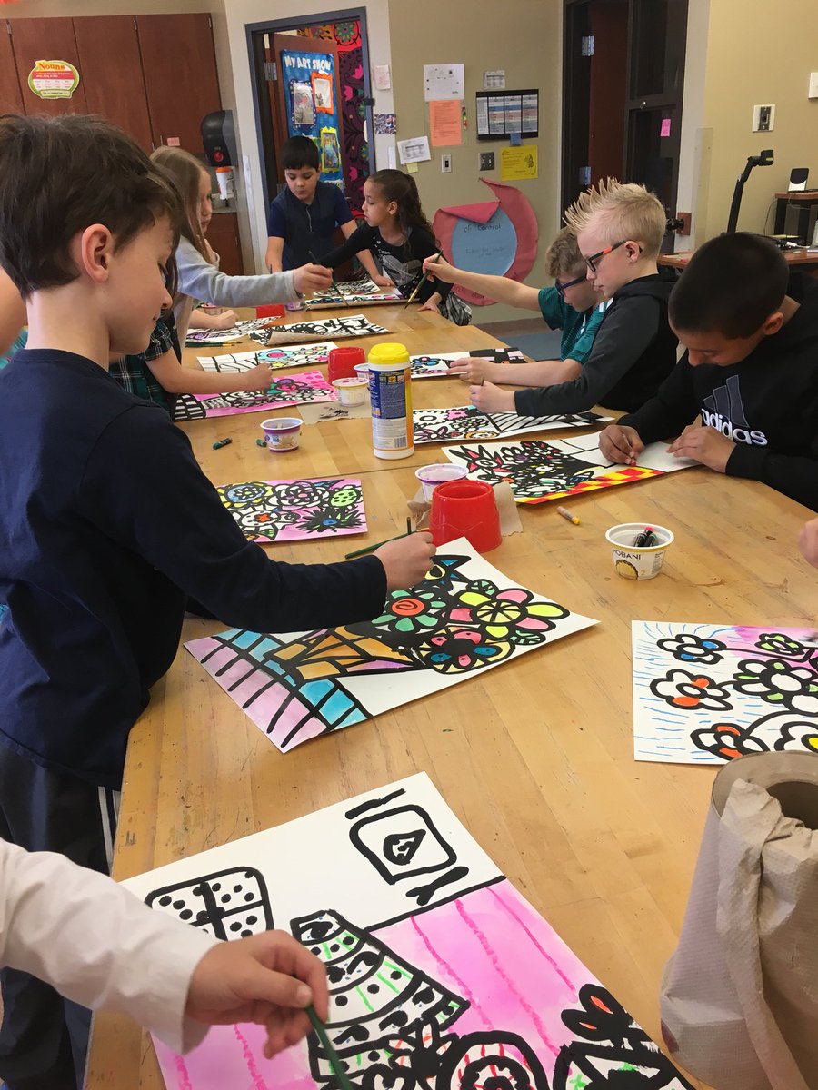 MissartLES's tweet photo. Spring art has arrived! @MissartLES @les_dsc @LES3rdGradeFish @MrsJarkaLES https://t.co/YTH9UMJ5Xj