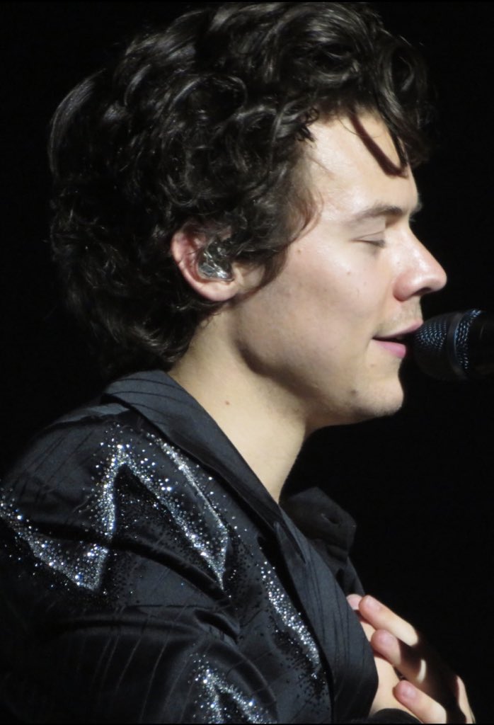 Project_Squad1D's tweet photo. Harry no palco em Perth -21/04. https://t.co/87MJrjRwJn
