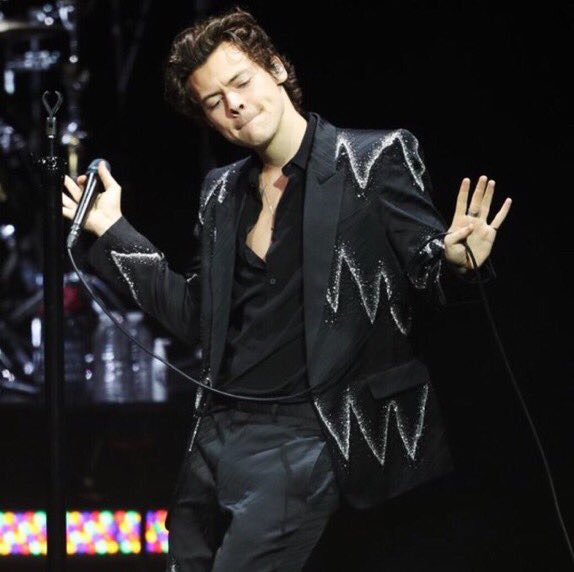 Project_Squad1D's tweet photo. Harry no palco em Perth -21/04. https://t.co/87MJrjRwJn