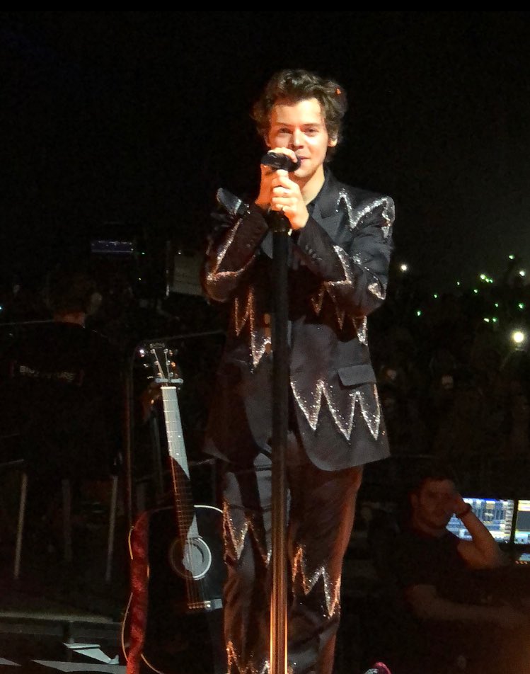 Project_Squad1D's tweet photo. Harry no palco em Perth -21/04. https://t.co/87MJrjRwJn