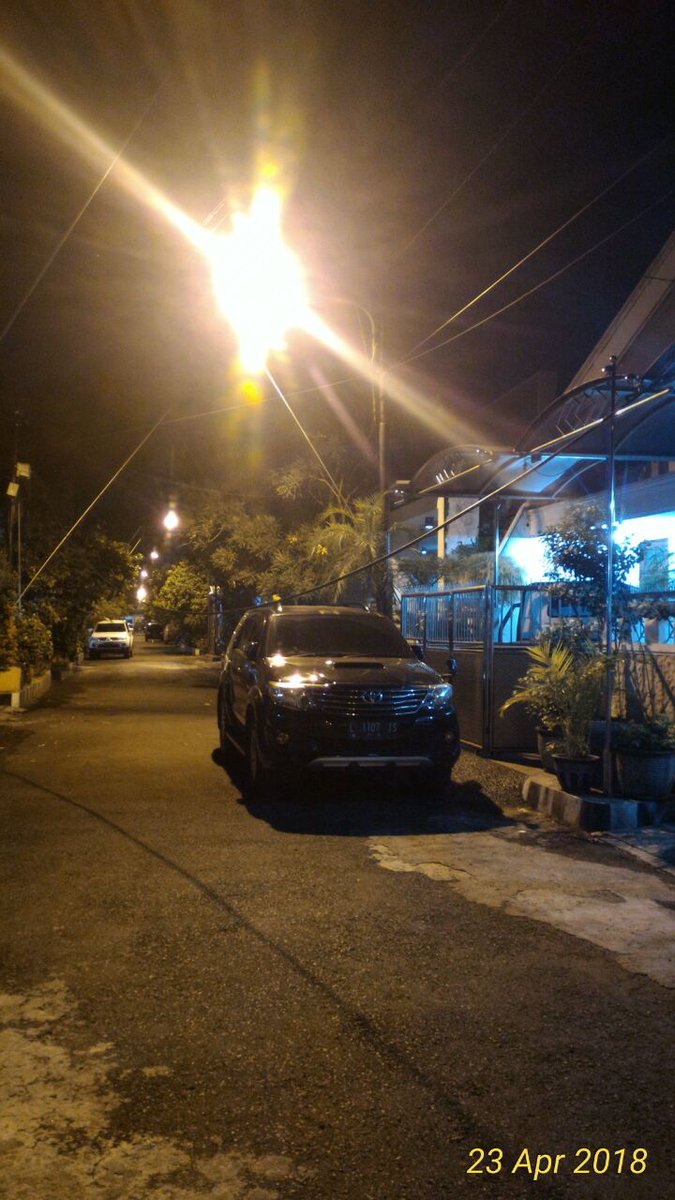 diditsatriyadi's tweet photo. @TelkomCare ada kabel fiber kendor dan melintang di jalan di depan rumah wisma menanggal 3 no 37 surabaya berbahaya bisa mengenai mobil, karena bbrp hari ini ada teknisi indihome yg upgrade jaringan di wilayah kami mohon segera tindaklanjuti https://t.co/GWHSluFwqG
