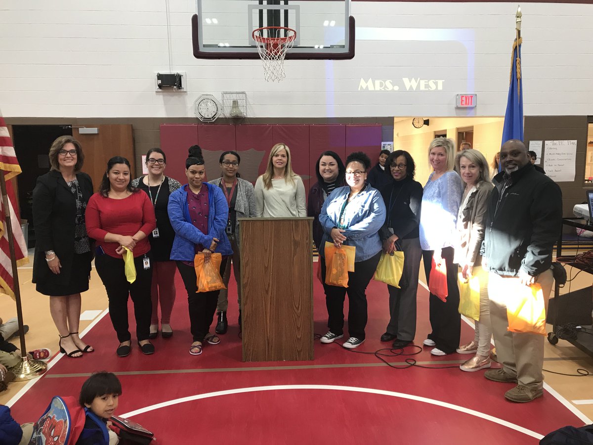 PrairieQueenES's tweet photo. Honoring PQ teachers this morning during Marvelous Monday. @OKCPS @LauraLemorris #lifeatthePQ https://t.co/Uz1Y7DWetm