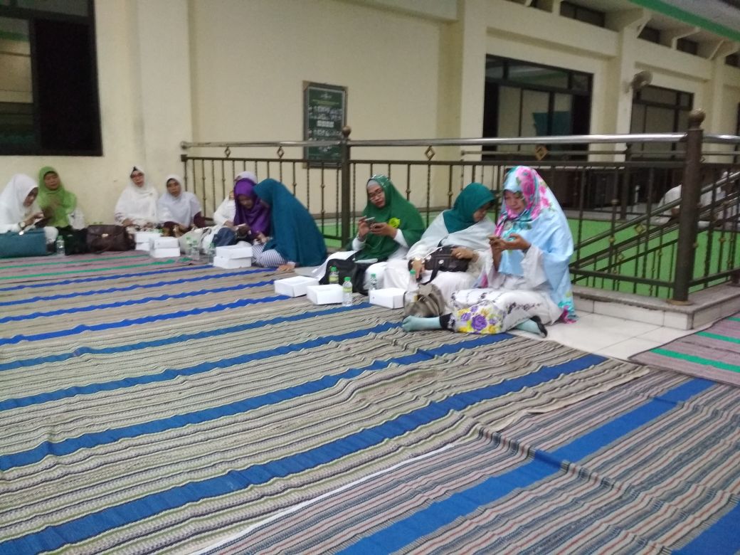 RSABangsal's tweet photo. Mengetuk pintu langit menggapai ridho ilahirobbi, #SedulurNgaji Kab. Sidoarjo untuk mendo'akan agar Gus Ipul &amp; Mbak Puti menang dan dilantik sebagai Gubernur &amp; Wagub JATIM.

@jokowi 
@cakimiNOW 
@halimiskandarnu 
@GusIpul_ID 
@puti_soekarno 
@HadiNgusman 
@Cak_Benu 
@AliftaAl https://t.co/uHV1y9OEU3