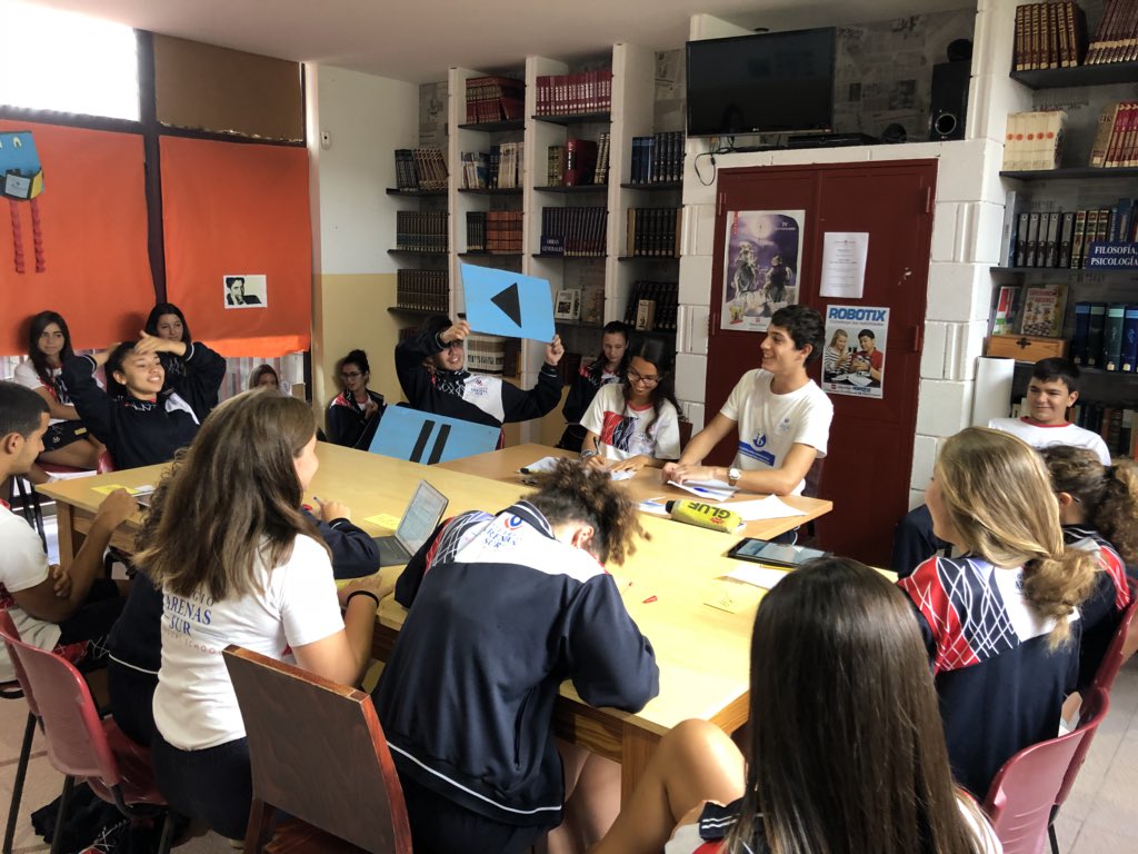 IBArenassur's tweet photo. #WeekOfLanguages: 1IB #IBDP provide a #MUN simulation for 4 ESO with a “pause” and “play” function to explain different aspects. The topic at hand was on Arctic territorial disputes. @ColegioArenaSur #CAS https://t.co/gKNVoWSRr6