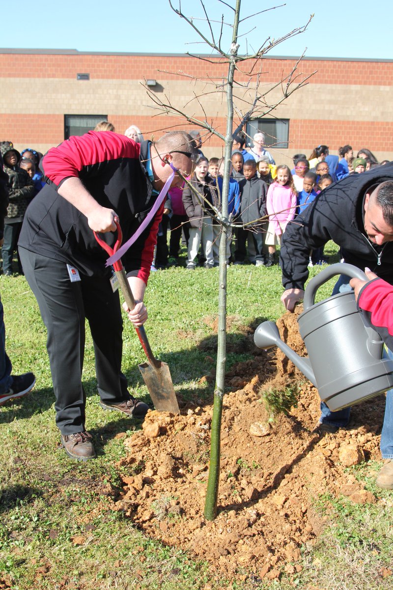 JMCSchools's tweet photo. It was a great #EarthDay2018 at #DenmarkElementary thanks to P.I.E. Partner #Ryder 🌎🌳♻️ #Ryder reps helped plant a tree w/the PTO! *AND* throughout the semester they've mentored students, helped w/testing &amp; given rewards for student achievement!! 👏🏾👍🏽😀 #JMCSS #community https://t.co/Ekp611FPNj
