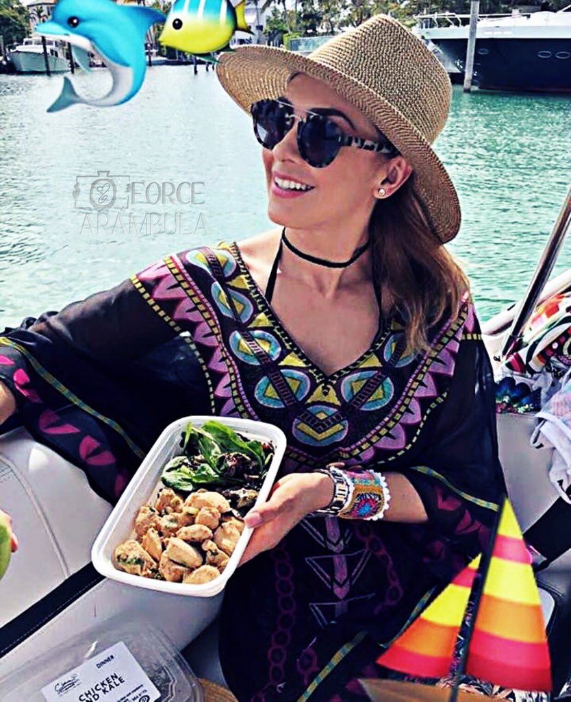 Force_Arambula's tweet photo. Que la vida siempre te encuentre sonriendo así de lindo. Deseamos que tengas un hermoso inicio de semana, nunca olvides que te amamos de aquí a la luna ida y vuelta 💕🌙@aracelyarambula #arafamilia #ForceArámbula https://t.co/M4H5ZhmuLf