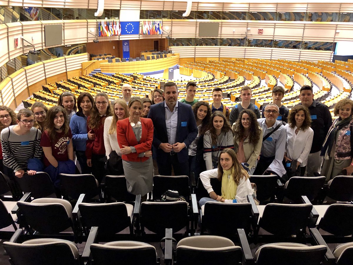 jordi_mayor's tweet photo. Matí de visita al Parlament Europeu a Brussel•les dins del programa “Coneix Europa” de l’Ajuntament de Cullera. Ens ha rebut la Eurodiputada @RodriguezPinero que ens ha explicat el funcionament de les diferents institucions @MIA_Cullera @visitcullera https://t.co/VLltAYfuov