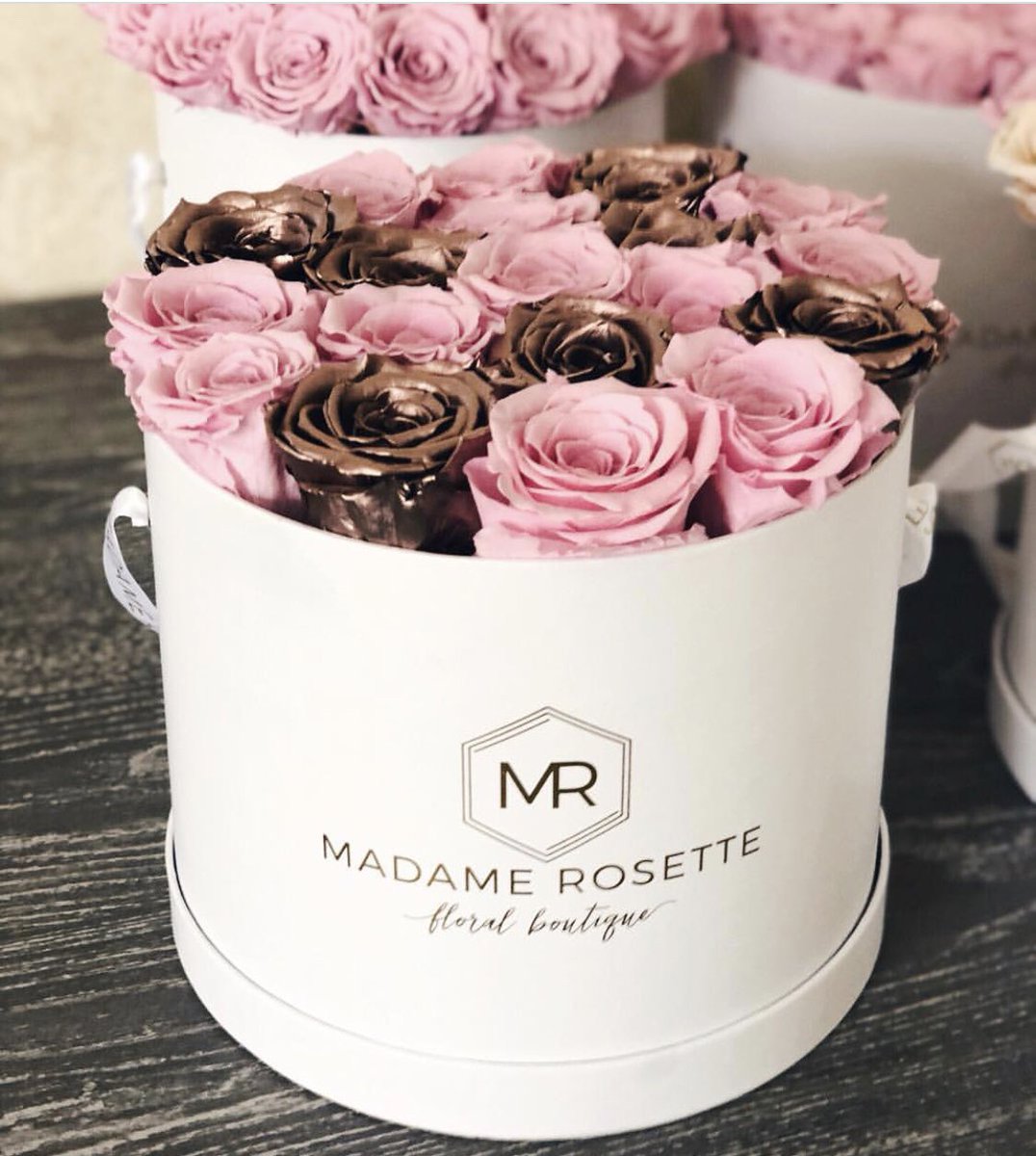 Rose Gold &amp; Light pink Eternity Roses - Perfect Combination 💕💕
#eterntiyroses #luxuryroses #miami #mothersdaygift #MondayBlogs #MondayVibes 
instagram.com/p/Bh6iPb7B47t/