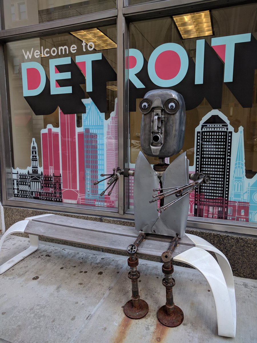 FRCTeams's tweet photo. Even the statues are excited for us to be here!!! #hurryup #omgrobots #FIRSTCHAMP #FIRSTPOWERUP @CityofDetroit https://t.co/yHBxfAUuf9