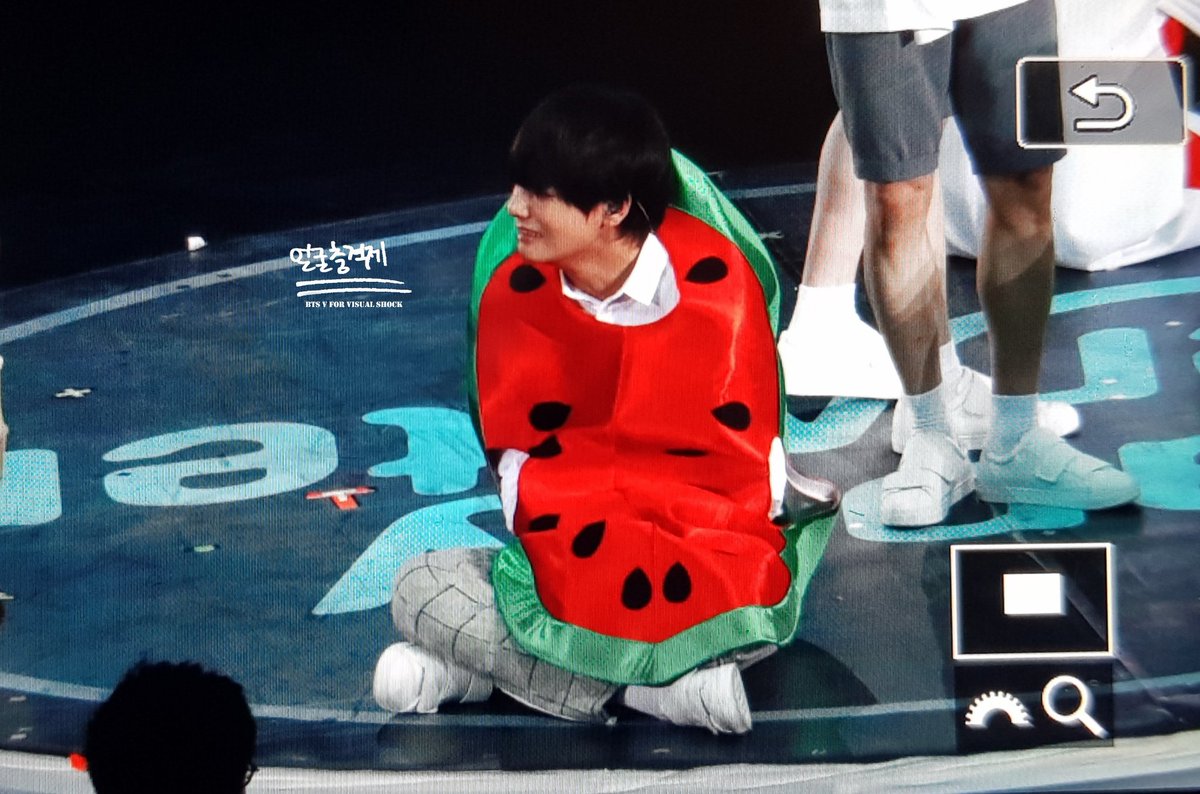 VShock1230's tweet photo. 180418 오사카 팬미팅 프리뷰

수박아아아악!!!!!

#뷔 #태형 @BTS_twt https://t.co/dASlfwq8pR