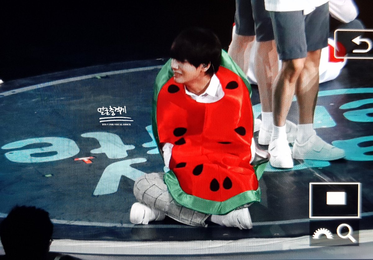 VShock1230's tweet photo. 180418 오사카 팬미팅 프리뷰

수박아아아악!!!!!

#뷔 #태형 @BTS_twt https://t.co/dASlfwq8pR