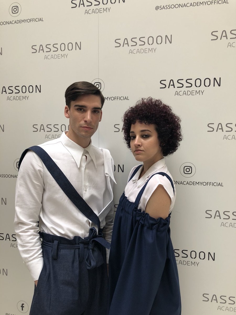 erzact's tweet image. Back at @SassoonAcademy today.
Always a huge smile on the face of everyone in that building! 

#vidalsassoon #sassoonacademy #mysassoonhair