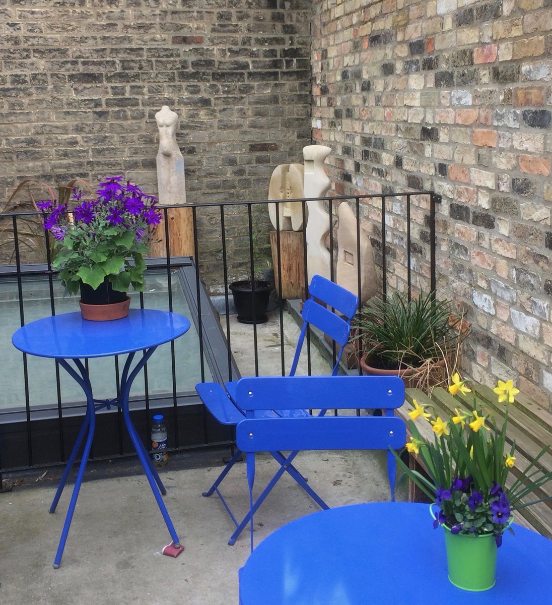 lockercafe1's tweet photo. Afternoon tea on our sunny upstairs terrace enjoying sculpture by Martin Thompson while enjoying a cup of @T2TeaOfficial tea (we now have a huge range) or iced coffee with a @cafemobile Brownie or Jayne's cakes. @hotnumbers @CambridgeIndy @foodcambs @elymary84what could be better https://t.co/QOaa6Oveg7