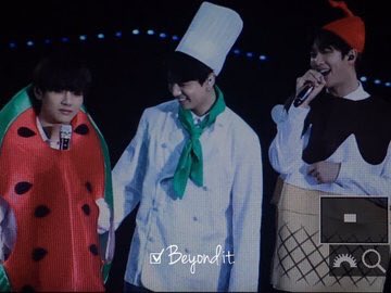 TheTKGlobal's tweet photo. but can we just talk about the smile on jungkook's face https://t.co/ggTHbkGyOD
