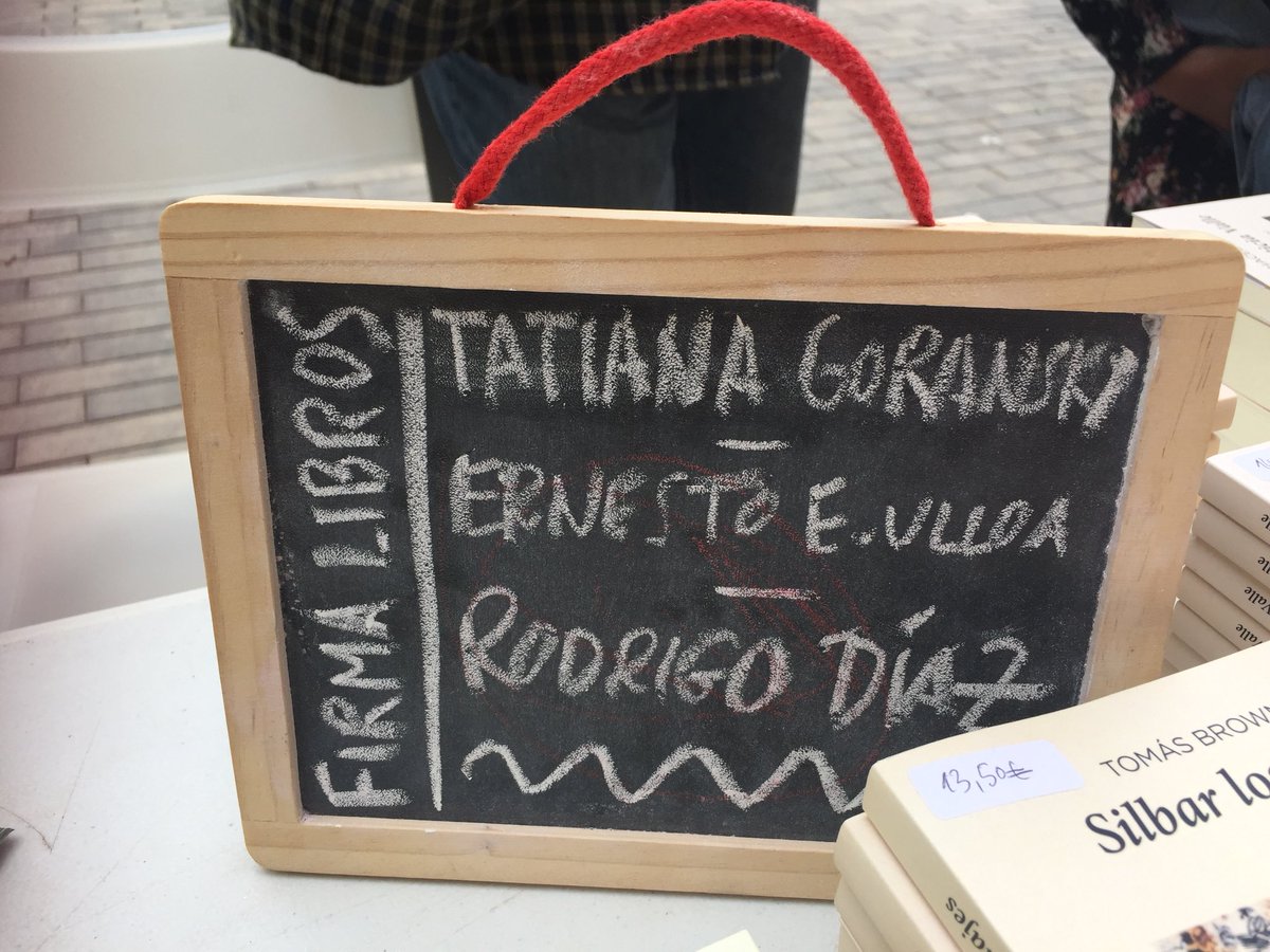 TatianaGoransky's tweet photo. Ya mismo firmando en el puesto @EditorialComba con #RodrigoCortez y @escobarulloa. ¡Pasen y vean! 🌹📚❤️ https://t.co/rsp7e7dNZa