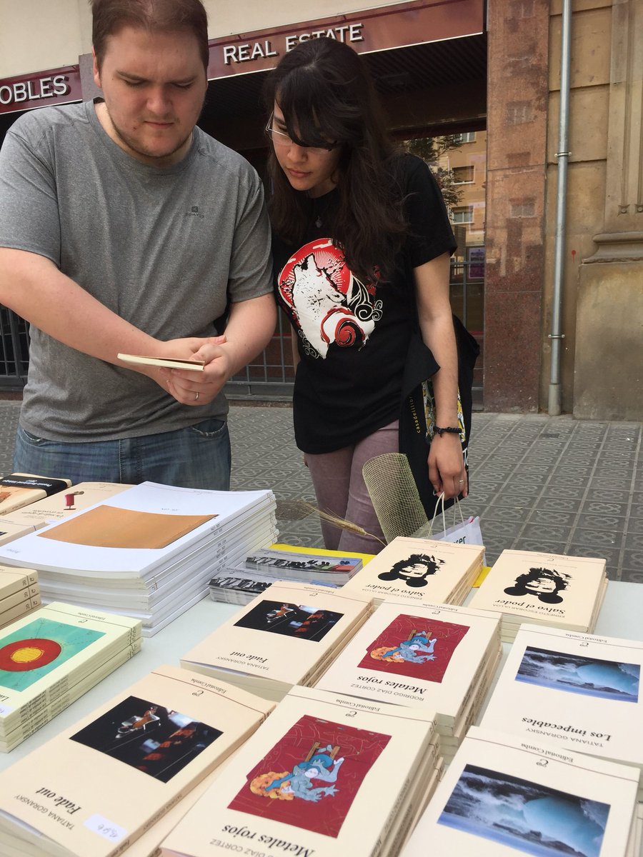 TatianaGoransky's tweet photo. Ya mismo firmando en el puesto @EditorialComba con #RodrigoCortez y @escobarulloa. ¡Pasen y vean! 🌹📚❤️ https://t.co/rsp7e7dNZa