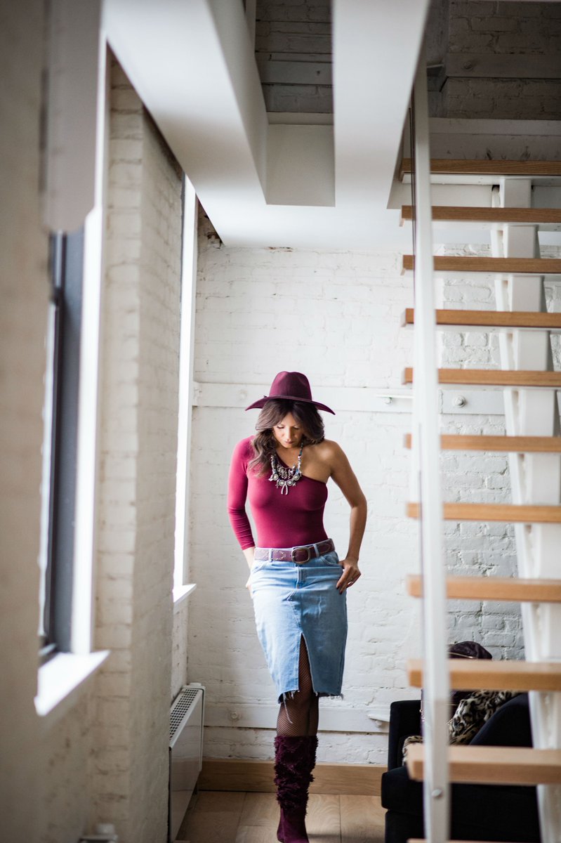 veronicawebb's tweet photo. Must-have wardrobe essential for Spring? Two words: denim skirt. Loving @topshop’s #DenimSkirt because comfy, chic, and surprisingly affordable - proof that you don’t need to spend big bucks on quality clothing. #TopshopDenim #TopshopStyle #Stylinity #ad https://t.co/0sLw1Lspc7