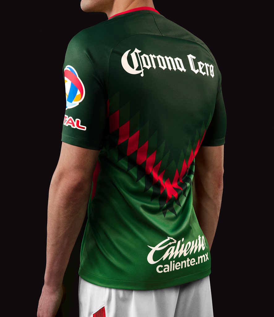 ClubAmerica's tweet photo. Nos vestimos de verde en 2⃣0️⃣1️⃣8️⃣
Inspirado en el plumaje de las 🦅 y los guerreros del ejército Azteca, rendimos homenaje a México 🇲🇽
#SomosUnMismoColor https://t.co/FLoLbXAmoL