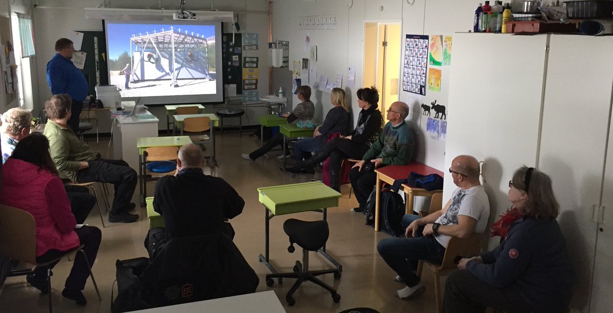 SGO_FI's tweet image. Jyrki Manninen pitämässä yleisötilaisuutta #EISCAT_3D :n Suomen vastaanotinasemasta Karessuvannon koululla.