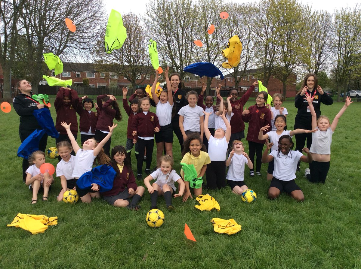 StCharlesHullPE's tweet photo. We’ve been having great fun learning how to play football with coaches from @FootballHull https://t.co/DPXjx1FHDW